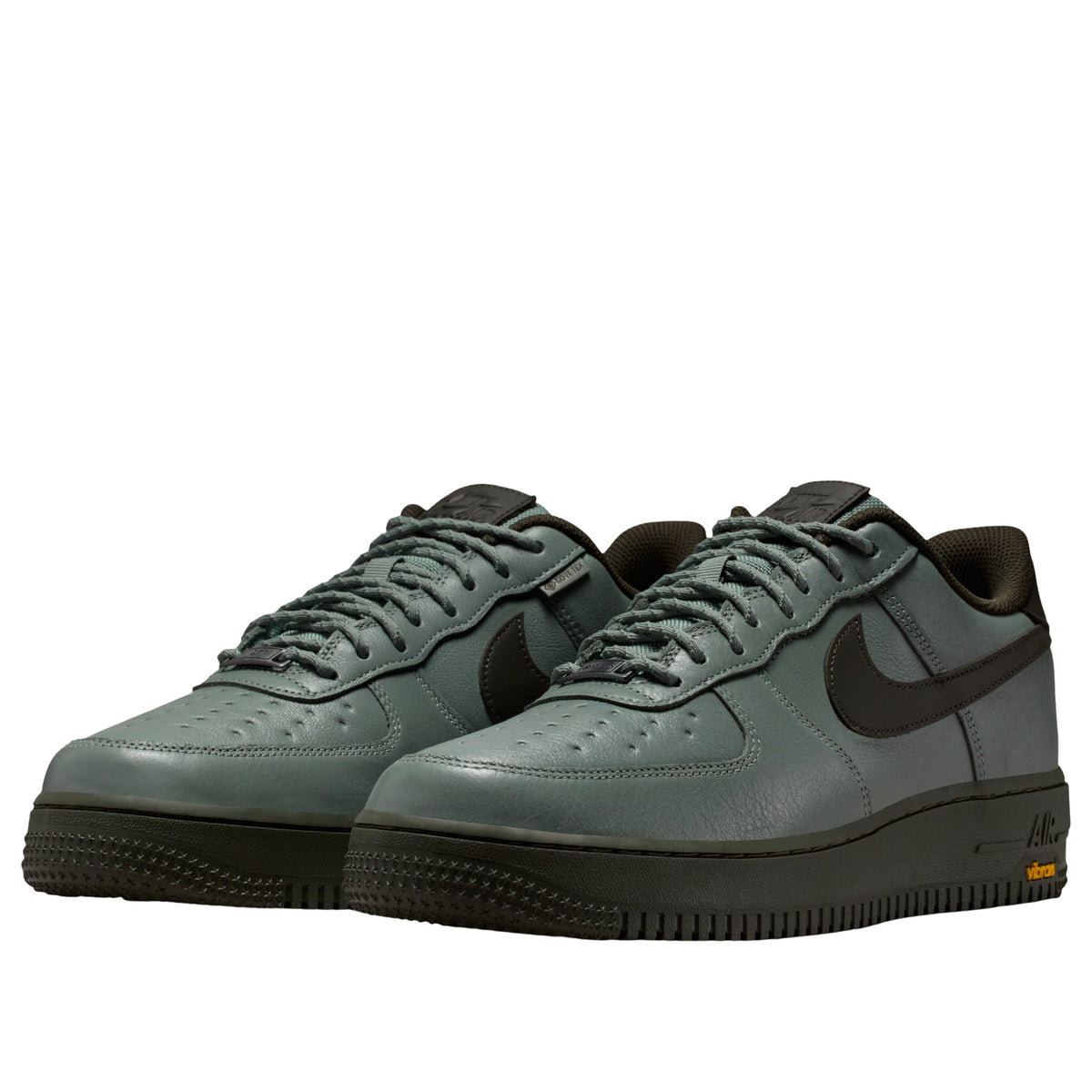 Nike Air Force 1 Low Gore-Tex Vibram Clay Green, driekwart aanzicht paar met grijsgroene leather