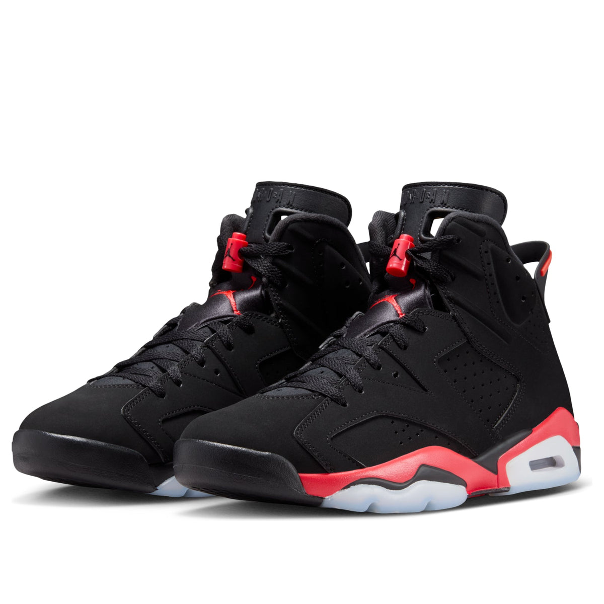Jordan 6 Retro Reverse Infrared driekwart aanzicht toont zwarte leather en rood-witte midsole