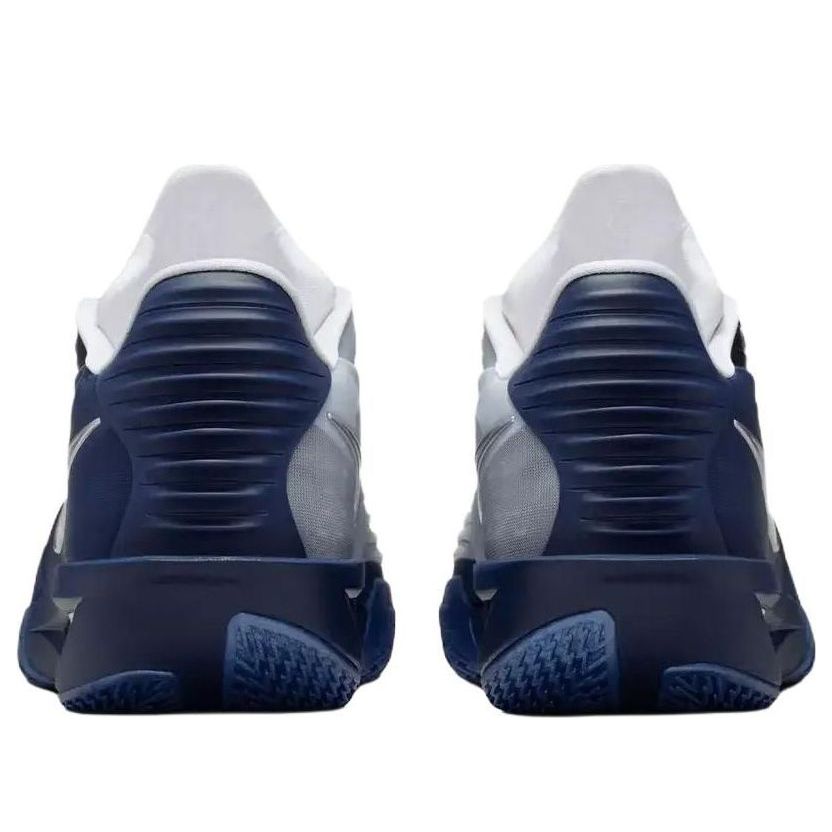 Nike Air Zoom GT Cut 3 Turbo Dallas Mavericks, achteraanzicht met donkerblauw geribde hiel en wit bovenwerk