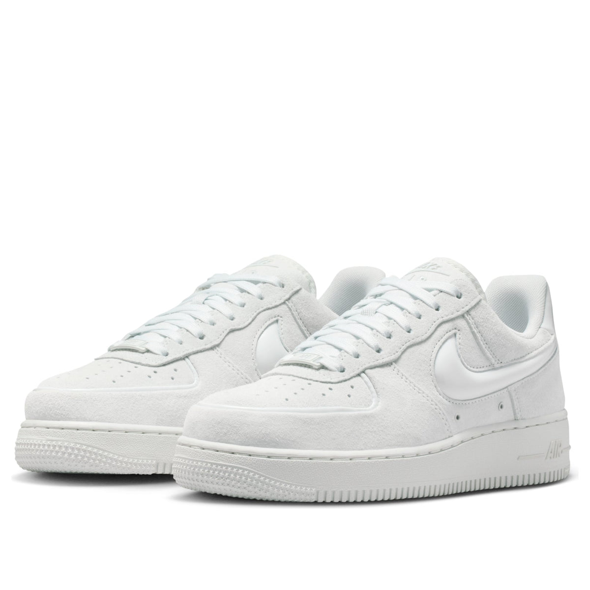 Nike Air Force 1 Low '07 Off White Light Smoke Grey, driekwart aanzicht van een paar met witte veters