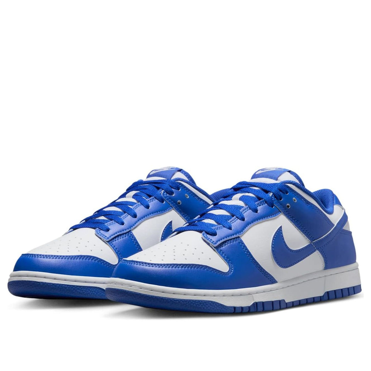 Nike Dunk Low White Hyper Royal vooraanzicht paar met gestikte logo's op blauwe panelen