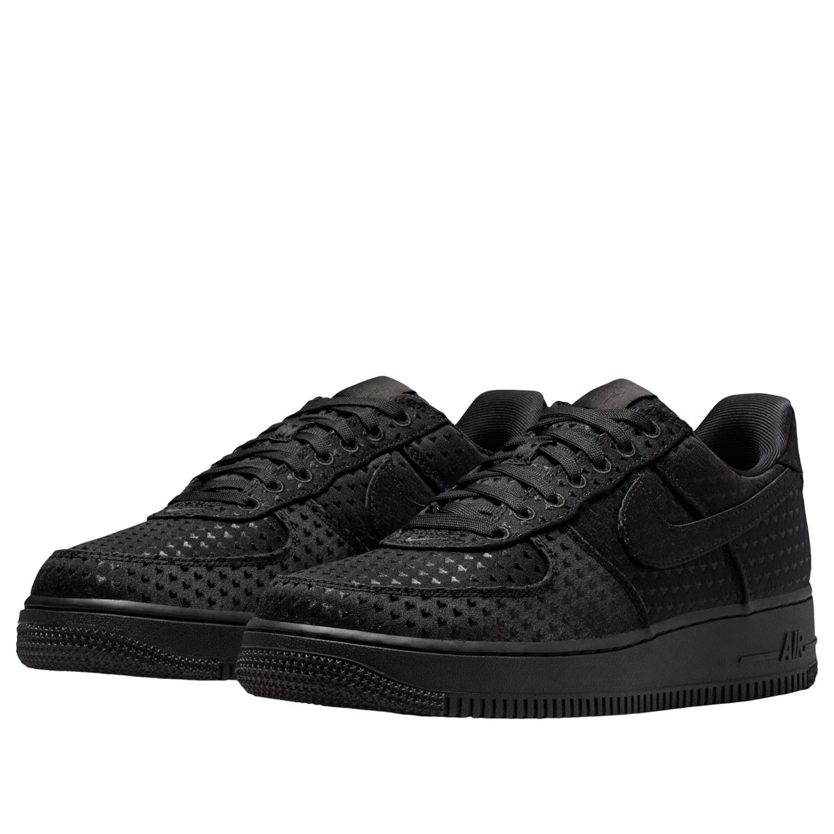 Nike Air Force 1 Low Valentine's Day Triple Black, driekwart aanzicht met puntige textuur en Air-zool