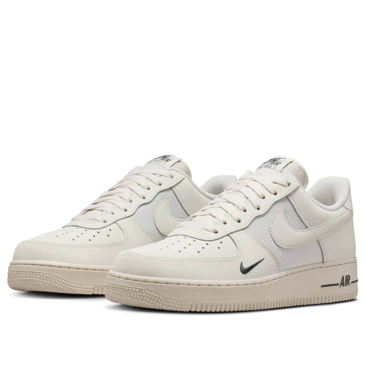 Nike Air Force 1 Low '07 LV8 Phantom, driekwart aanzicht beide schoenen, lichte mesh-panelen en crèmekleurige zool