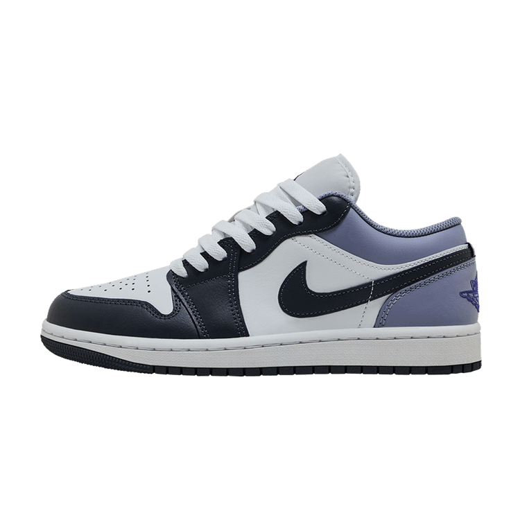 Jordan 1 Low White Indigo Haze zijaanzicht met wit-zwart-blauw kleurvlakken en witte veters