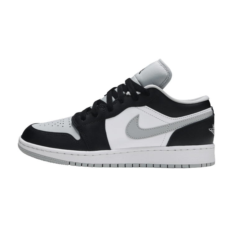 Jordan 1 Low Grey Toe (GS) zijaanzicht, zwart-wit sneaker met grijze Swoosh en grijze hiel