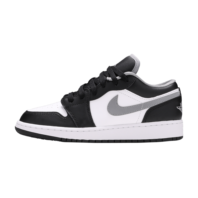 Jordan 1 Low Black White Grey (GS), zijaanzicht met zwart-wit kleurvlakken en grijze Swoosh, witte zool