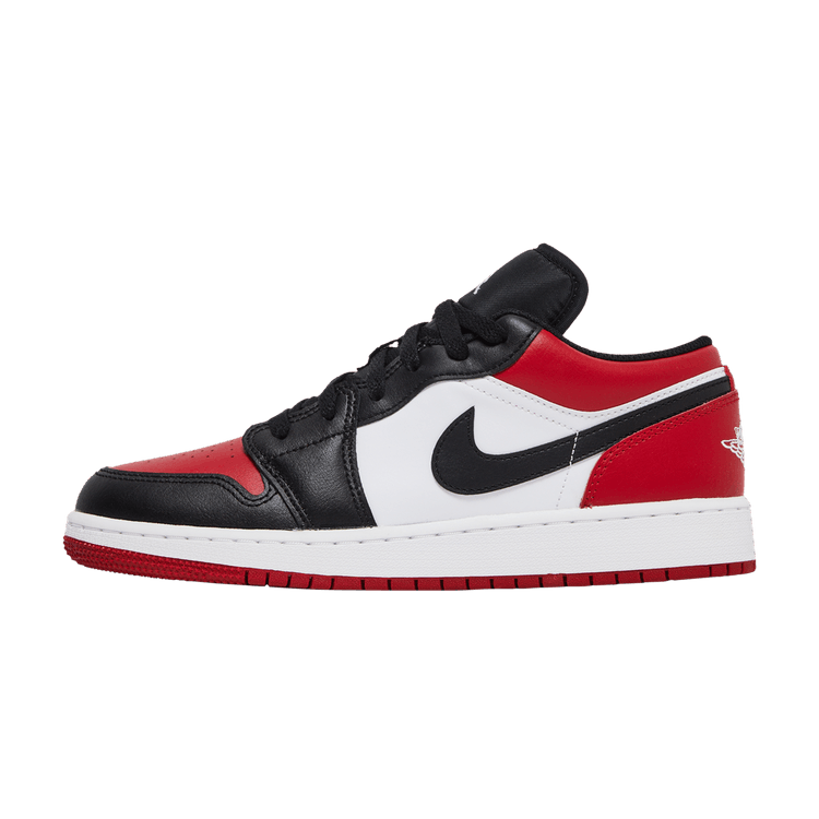 Jordan 1 Low Bred Toe (GS) zijaanzicht, rood-wit-zwart colorway met zwarte Swoosh en rode zool