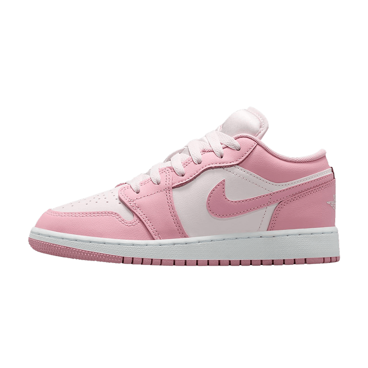 Jordan 1 Low Medium Soft Pink White (GS) zijaanzicht, roze en witte leren panelen met Swoosh-logo en witte zool