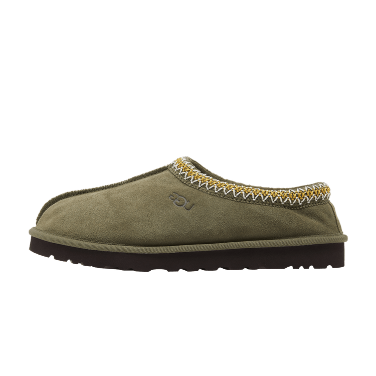 UGG Tasman Slipper Burnt Olive, zijaanzicht met grijsgroene suède, geel steekwerk en zwarte zool