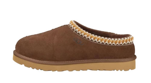 UGG Tasman Slipper Chocolate, zijaanzicht van bruine suède pantoffel met geel-witte rand en dikke zool