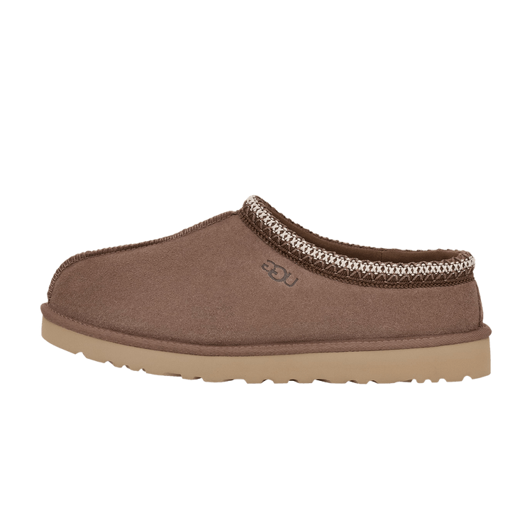 UGG Tasman Slipper Caribou zijaanzicht, bruine suède met beige zool en gebreide afwerking