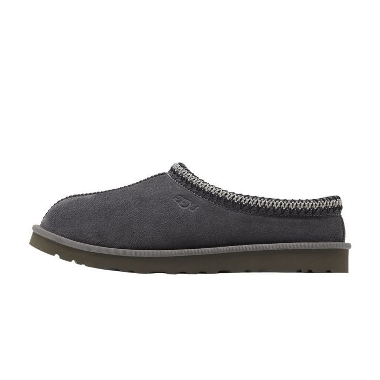 UGG Tasman Slipper Dark Grey, zijaanzicht met donkergrijze suèdeachtige bovenkant en dikke bruine zool