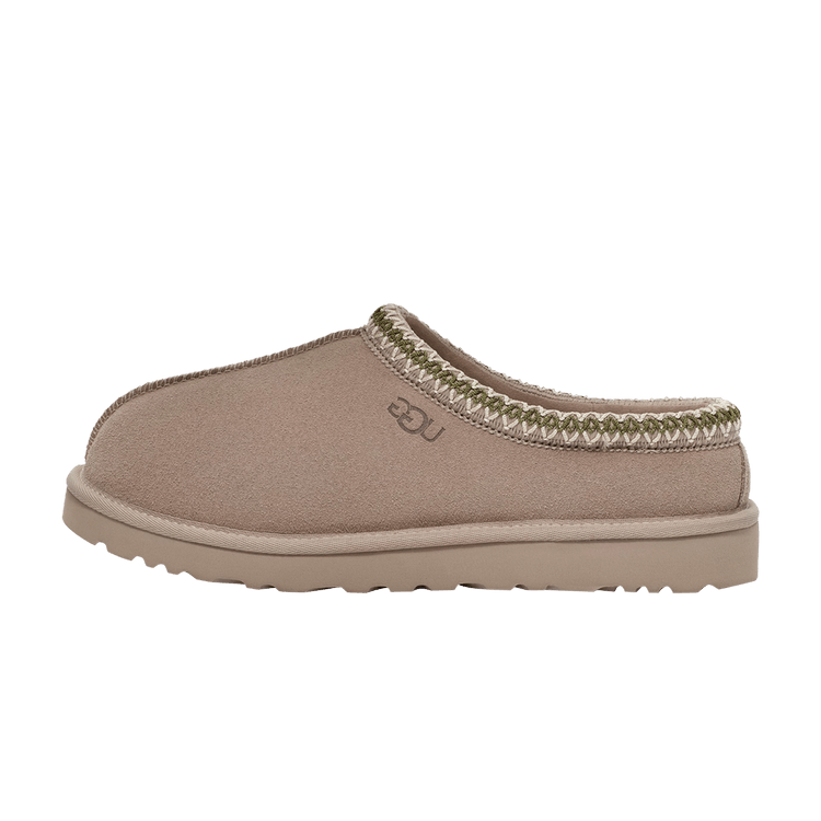 UGG Tasman Slipper Oyster, zijaanzicht van de pantoffel in beige suède met goudkleurig gebreide boordafwerking