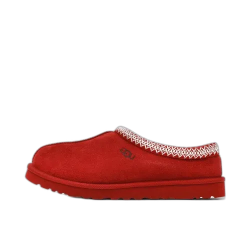 UGG Tasman Slipper Red Wine, zijaanzicht van rode suède pantoffel met contrasterende gebreide kraag