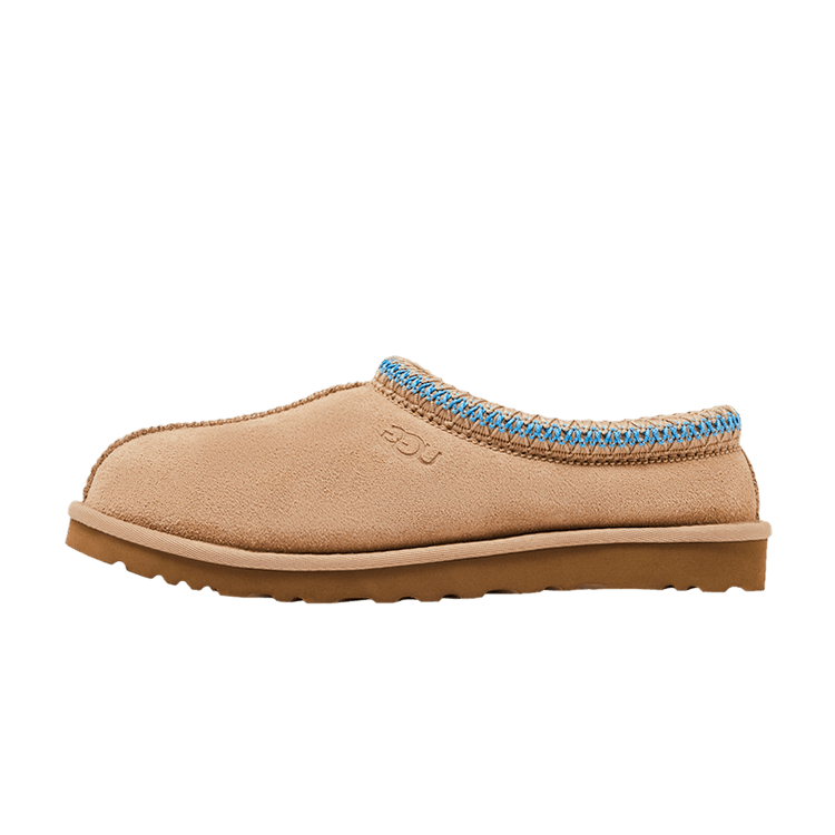 UGG Tasman Slipper Santorini Sand, zijaanzicht met zandkleurig suède, blauwe gebreide halsband en grove rubberzool