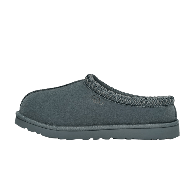 UGG Tasman Slipper 'Stormy Seas' zijaanzicht, grijze suède met gebreid detail rond de opening, dikke zool