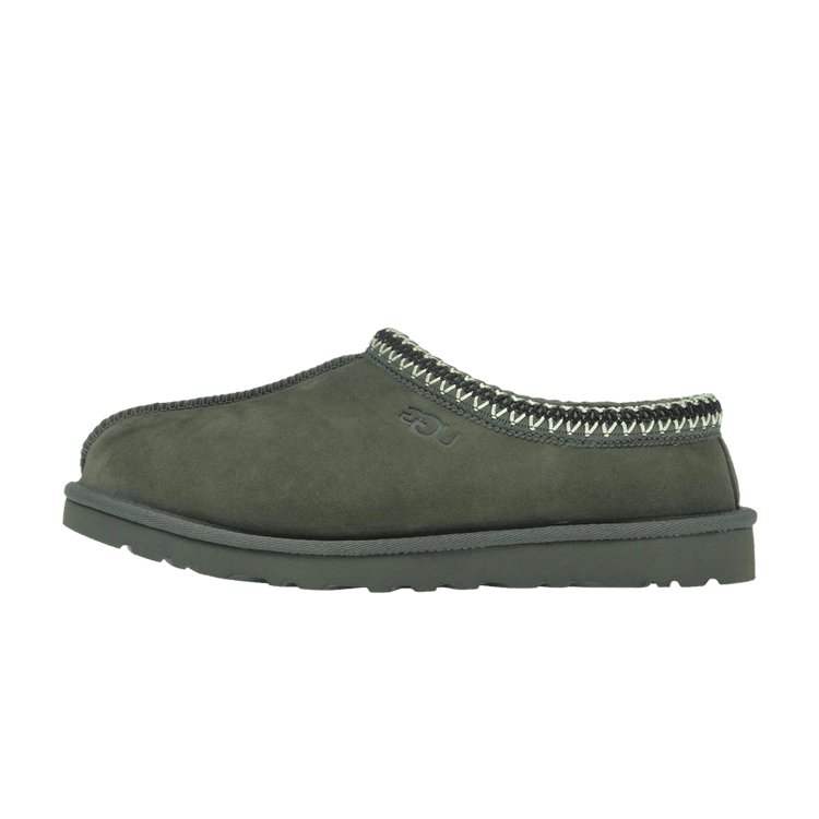 UGG Tasman Slipper Woodland Green, zijaanzicht met groen suède en contrasterende stiksels