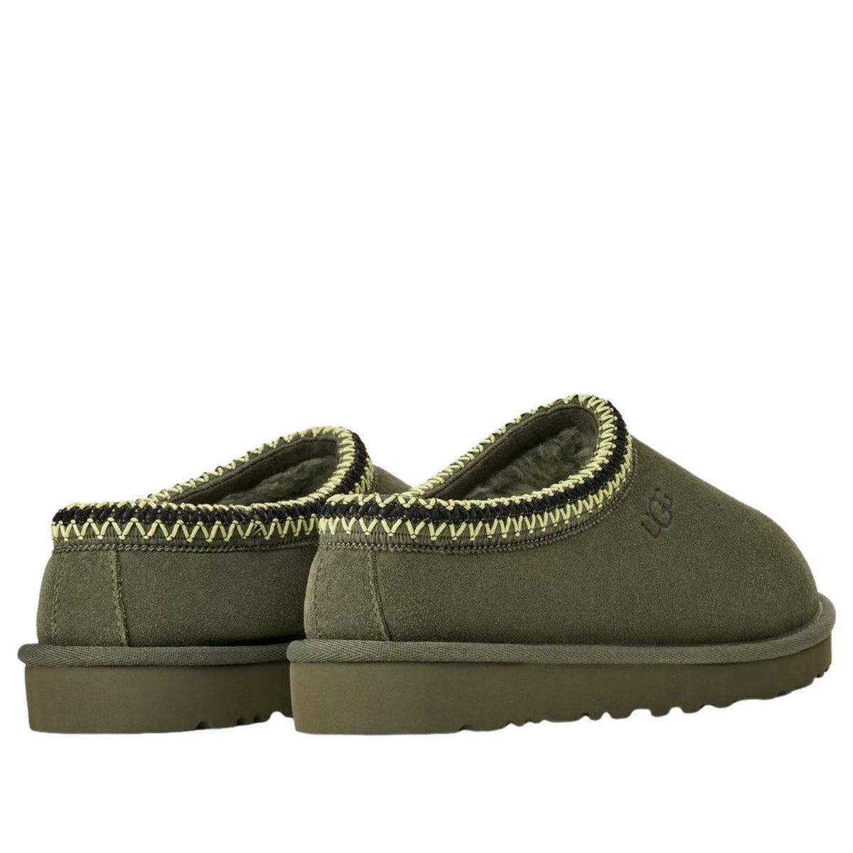 UGG Tasman Slipper Woodland Green, achteraanzicht van paar met gestikt binnenwerk zichtbaar