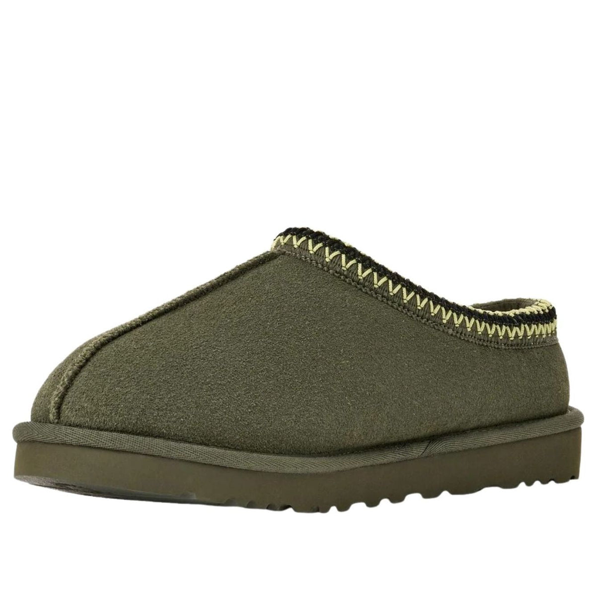 UGG Tasman Slipper Woodland Green, driekwart aanzicht toont fluffy voering en geribde zool