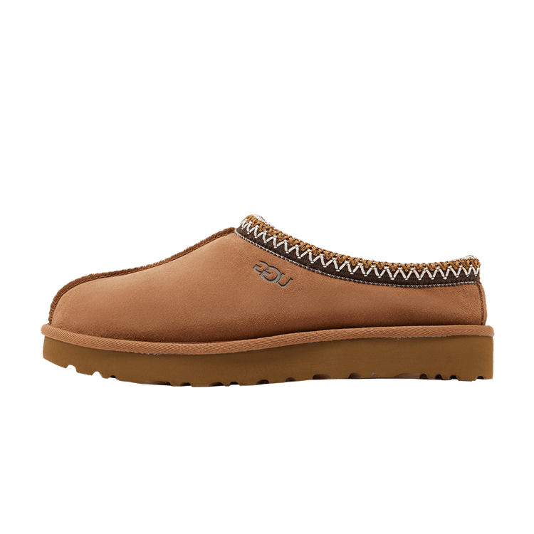 UGG Tasman Slipper Chestnut, zijaanzicht van pantoffel in camel suède met contrasterende gebreide boord en dik rubberzool