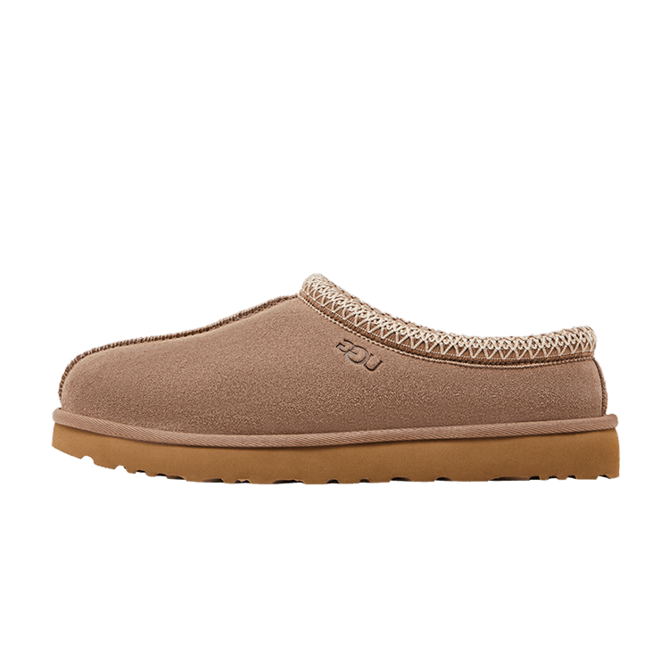 UGG Tasman Slipper Caribou zijaanzicht met suède upper, gebreide kraag en gekleurde rubber zool