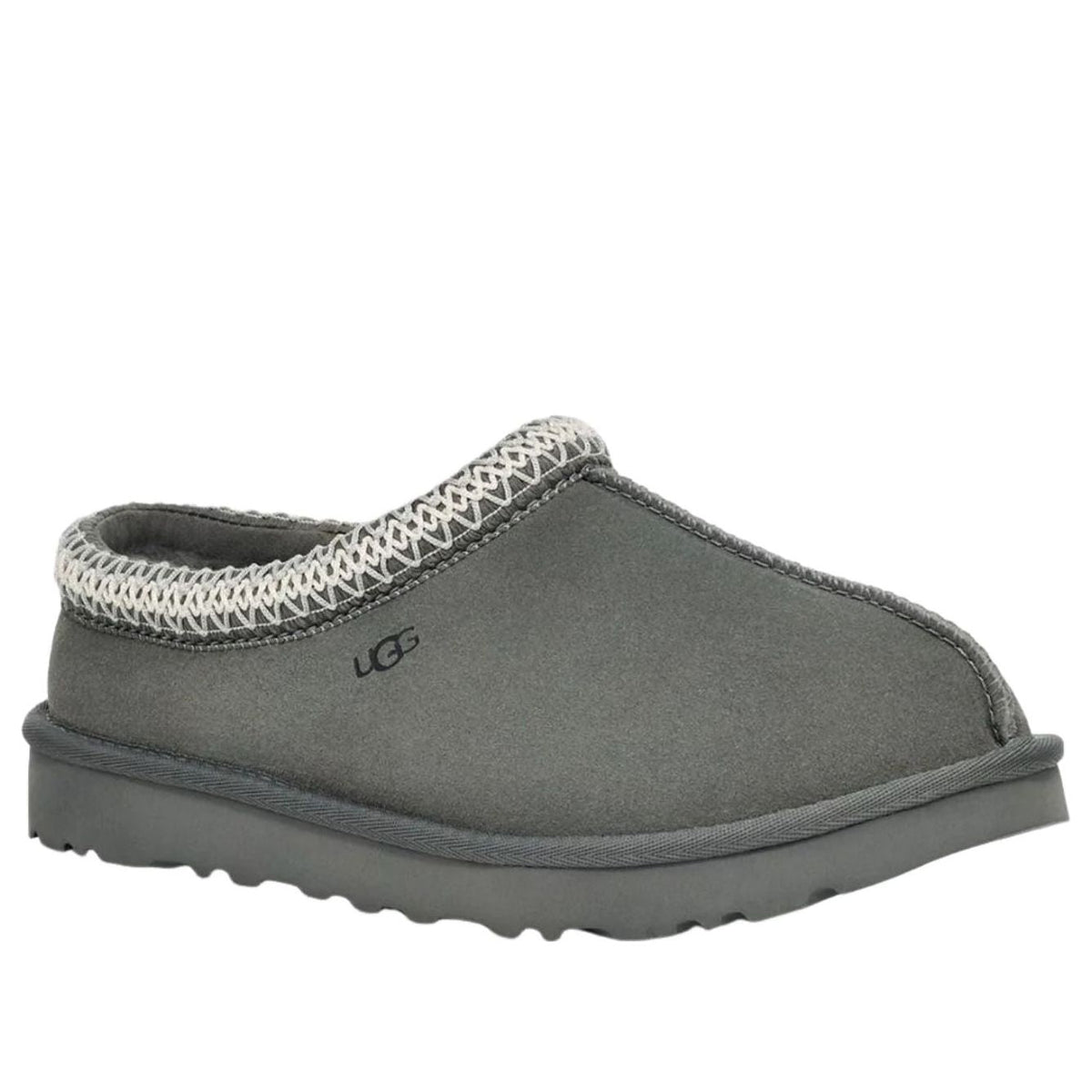 UGG Tasman Slipper Rainstorm, driekwart aanzicht met zichtbare grijze suède, wollen voering en gebobbelde zool