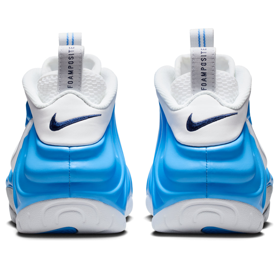 Nike Air Foamposite Pro University Blue, achteraanzicht met Foamposite-textuur en wit voetbed