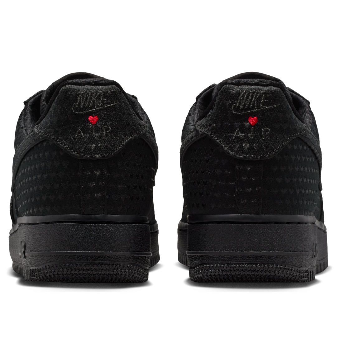 Nike Air Force 1 Low Valentine's Day Black, achteraanzicht met Nike en Air-branding, rood hartje accent