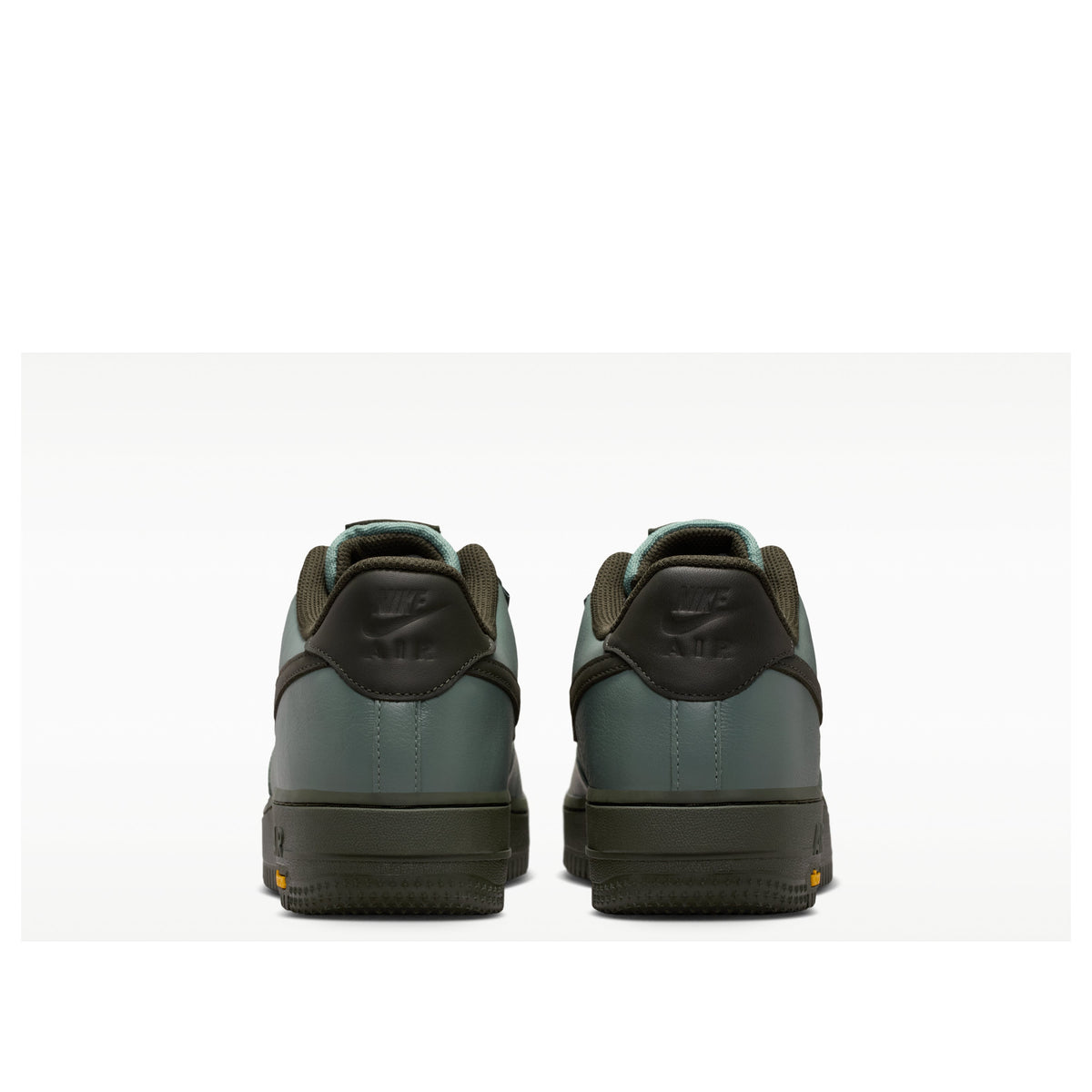 Nike Air Force 1 Low Gore-Tex Vibram Clay Green, achteraanzicht met grijsgroene hiel en gele Vibram zool