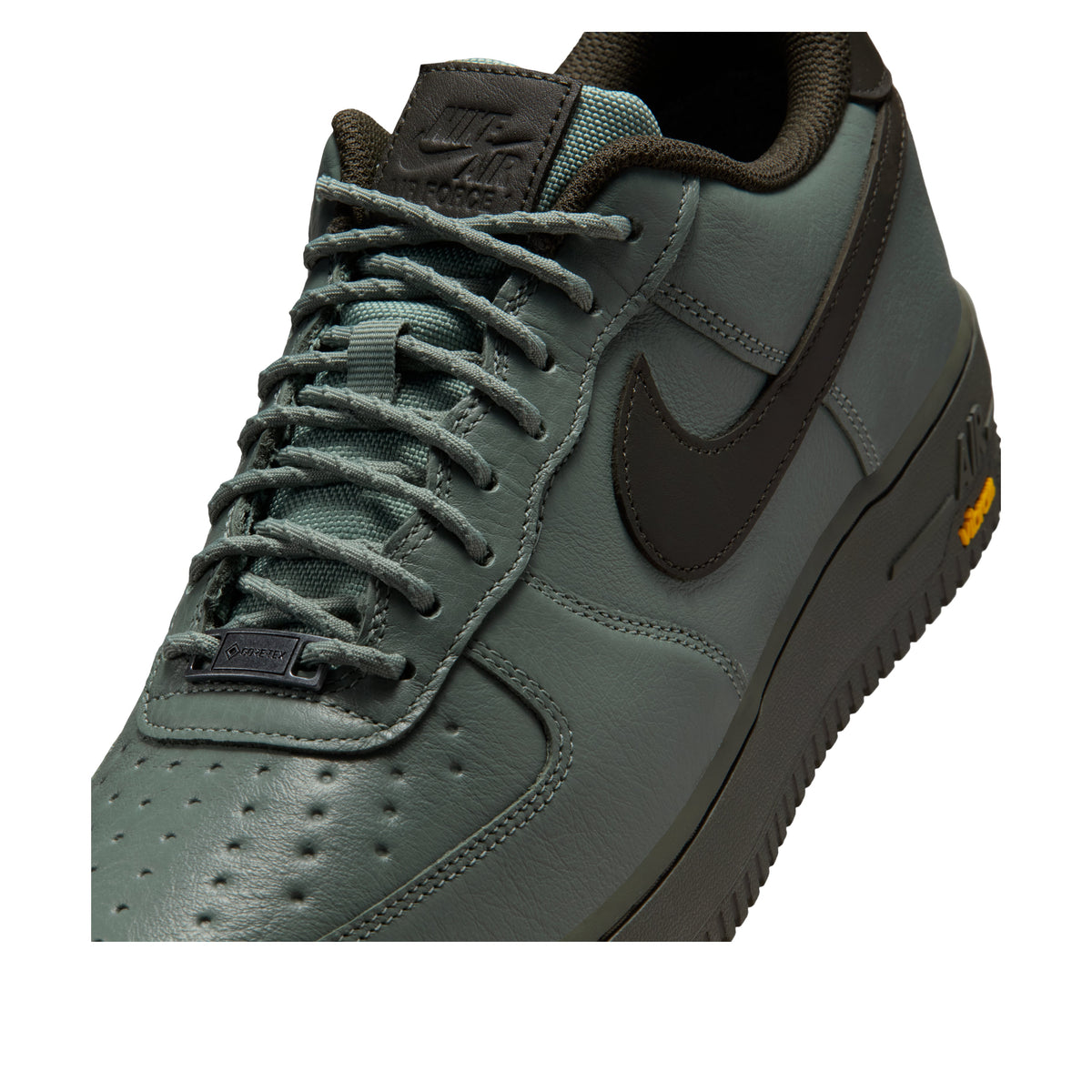Nike Air Force 1 Low Gore-Tex Vibram Clay Green, detailfoto van voorpaneel met perforaties, veters en zwarte swoosh-logo