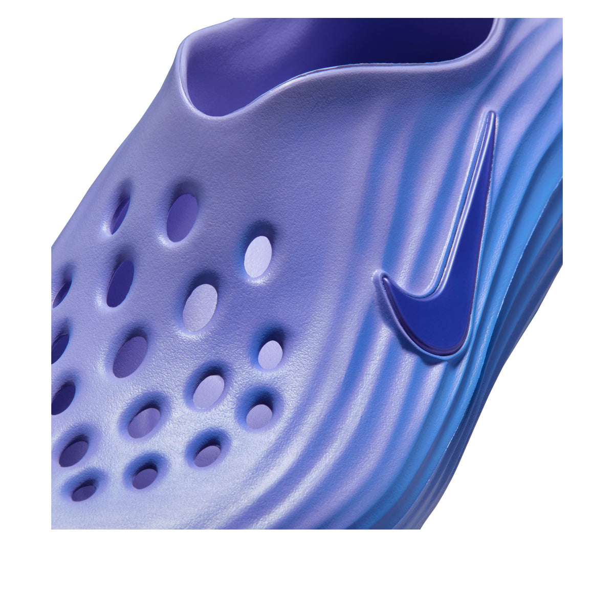 Nike ReactX Rejuven8 Sapphire detailfoto van voorkant met gaatjespatroon, ribbels en donkerblauw Nike-logo