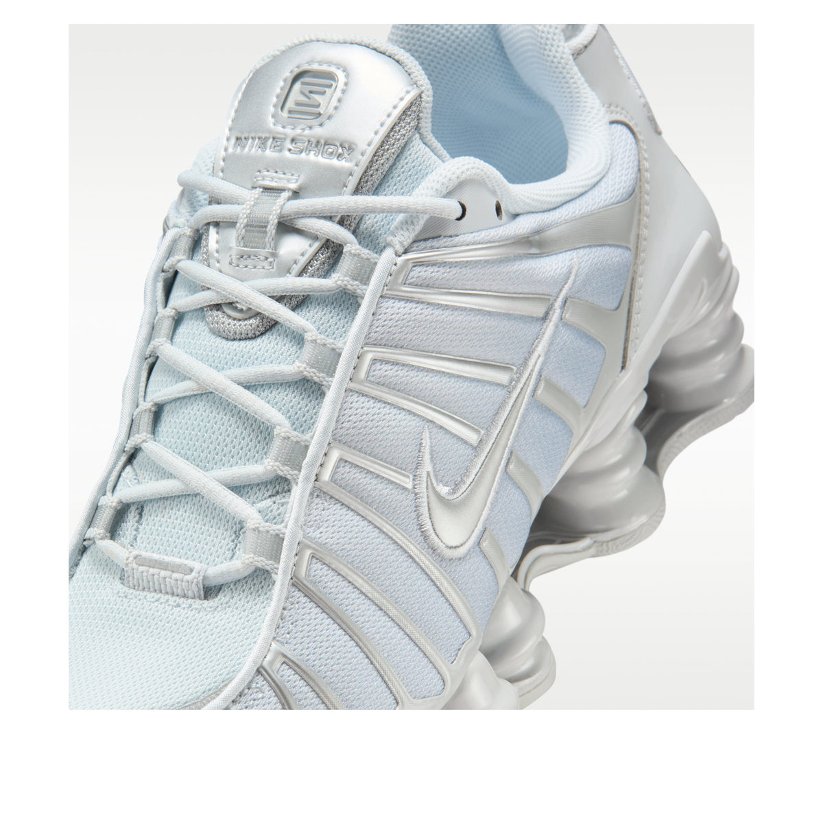 Nike Shox TL Pure Platinum Smoke Grey, detailfoto vooraanzicht met veters, Nike Shox-branding en gestoffeerde vestigingen