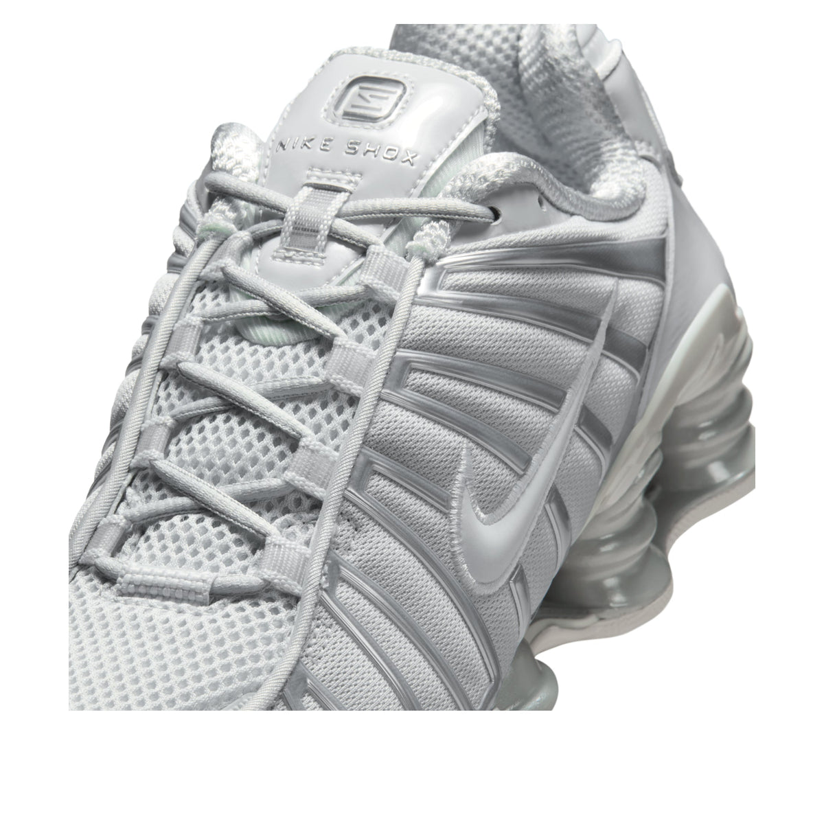 Nike Shox TL Photon Dust Metallic Silver, detailfoto vetersluiting en tong met logo