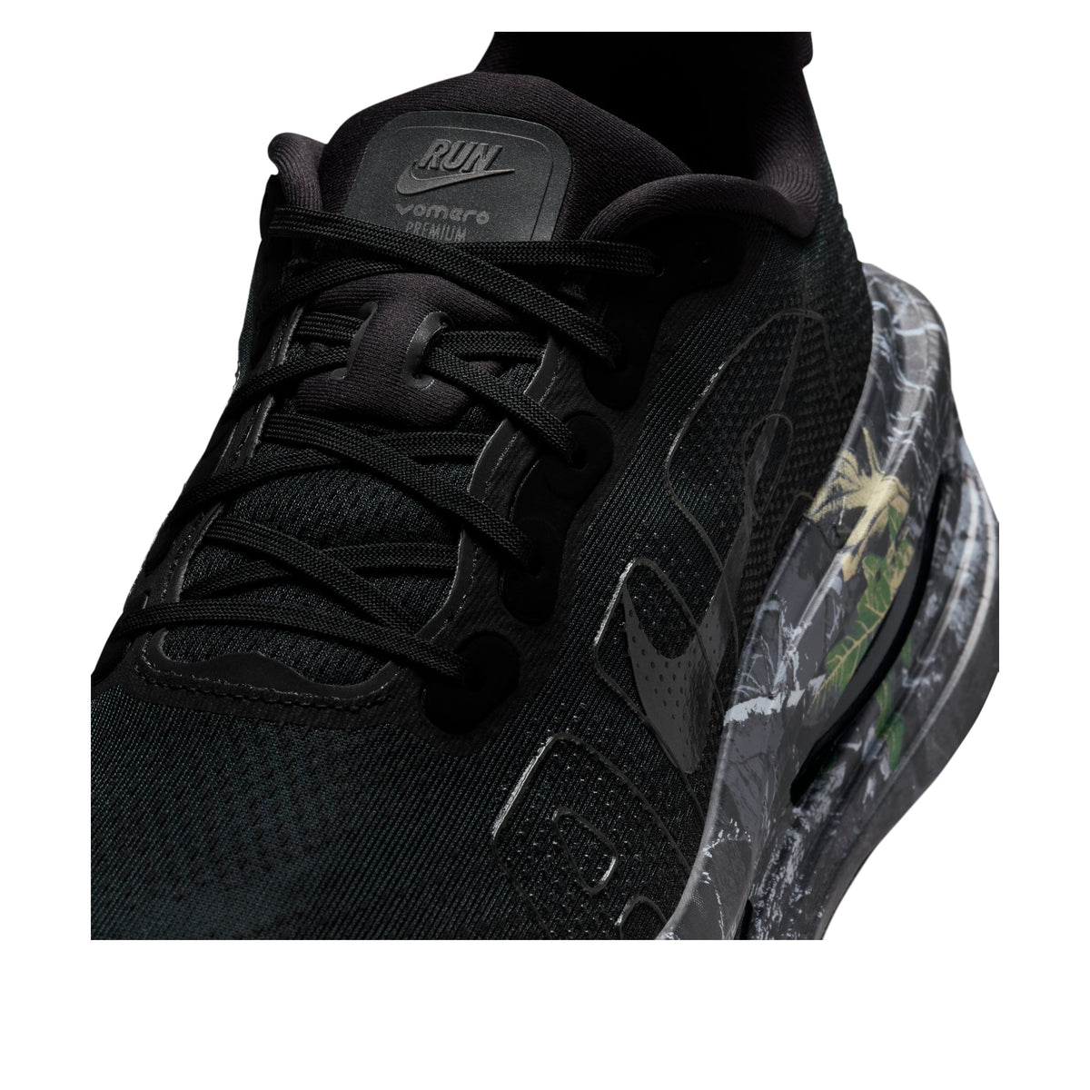 Nike Vomero Premium Realtree Camo Black, detailfoto van tongenlabel en veters met camo zoolaccent