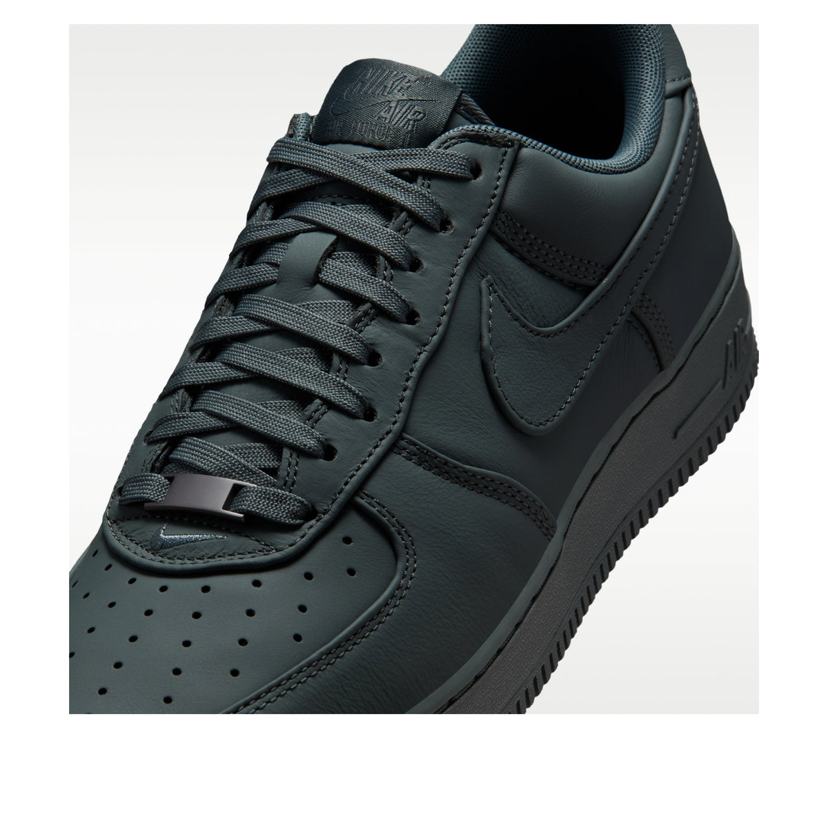 Nike Air Force 1 Low Retro Premium Bomber Grey, detailfoto van voorpan met geperforeerde panelen en veters