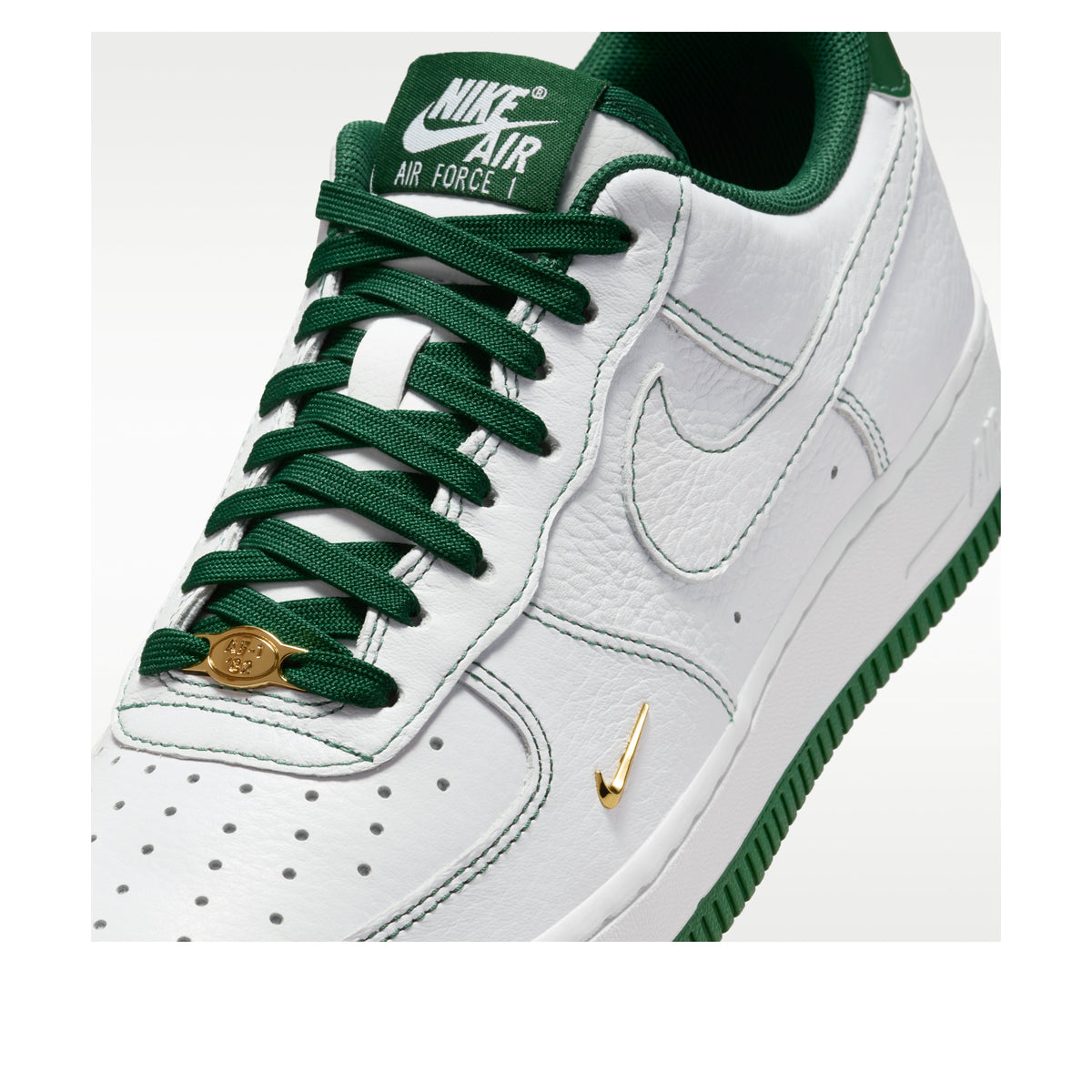 Nike Air Force 1 Low Mini Jewel, detailfoto voorkant met groene veters en gouden accenten