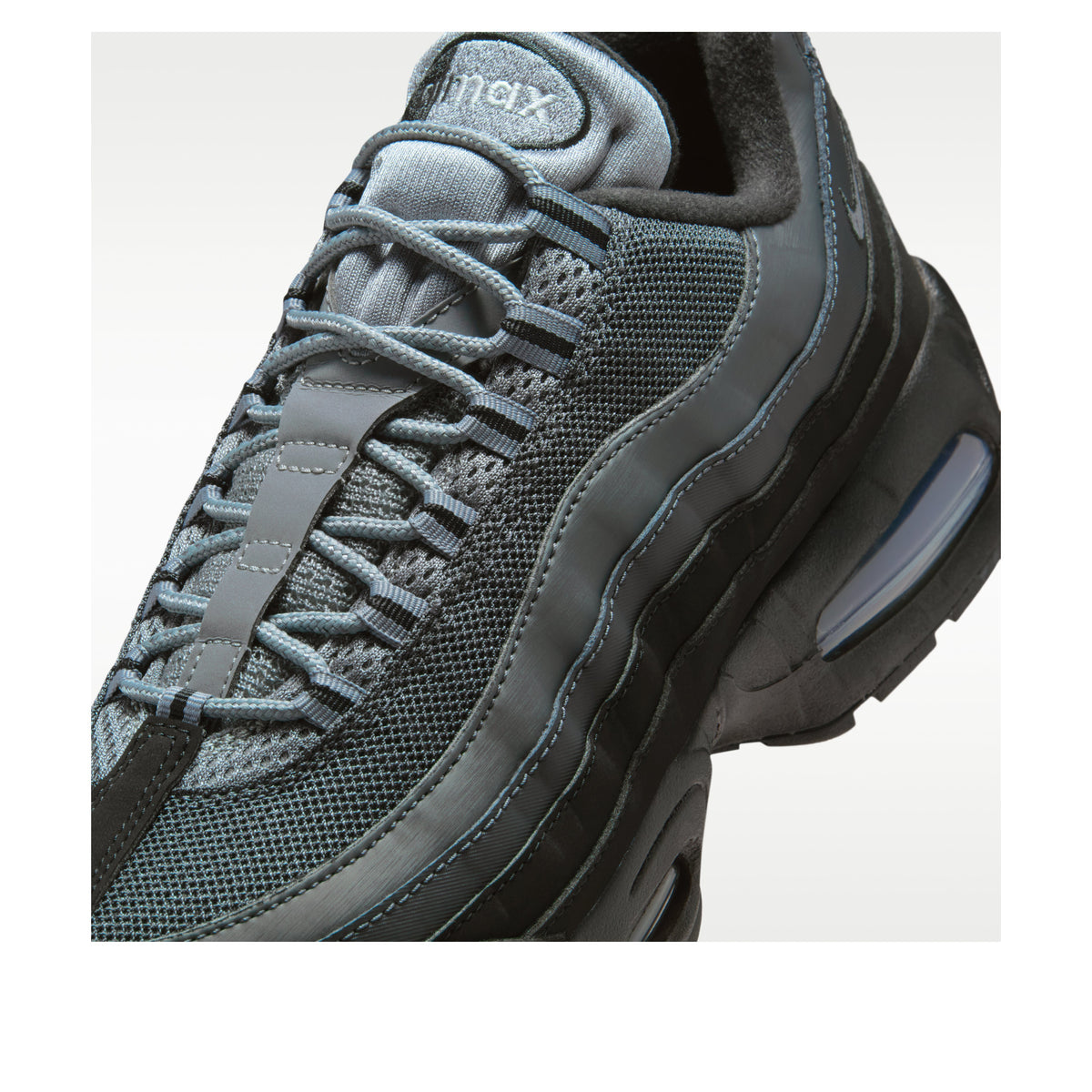 Nike Air Max 95 OG detailfoto veters en bovenwerk mesh, grijze en zwarte stiksels zichtbaar