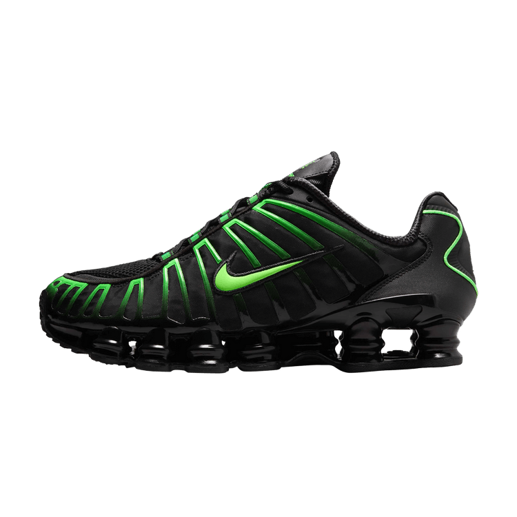 Nike Shox TL Black Green Strike, zijaanzicht met zwart nubuck, groene Swoosh en characteristic Shox-zooldempers