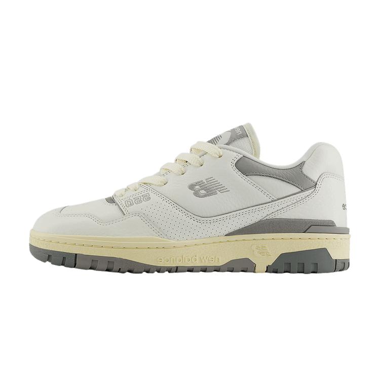 New Balance 550 Away Grey Mini Logo zijaanzicht met grijs en wit leer, gele tussenzool en grijze chunky zool