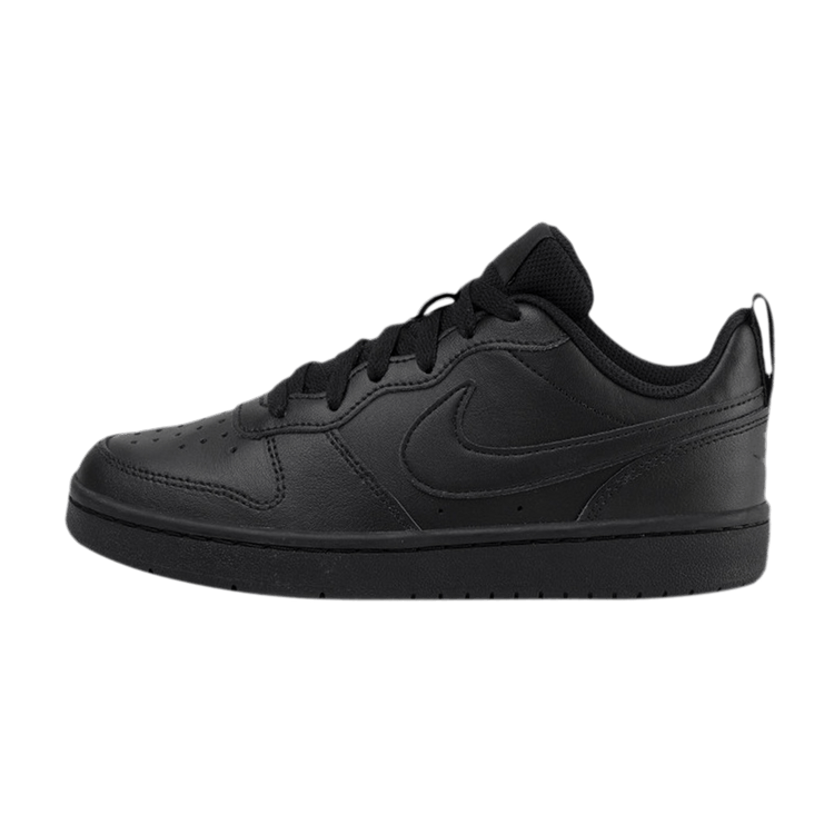 Nike Court Borough Low 2 Black (GS) zijaanzicht, volledig zwarte leren sneaker met Nike Swoosh-logo en massieve zool