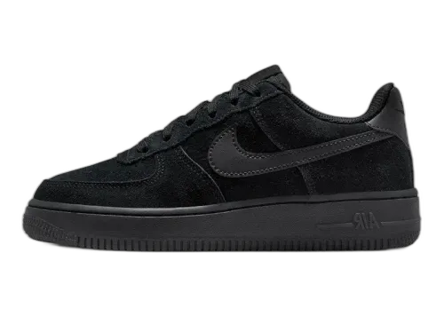Nike Air Force 1 Low LV8 3 Black (GS) zijaanzicht, volledig zwarte suède en leer met zwart swoosh-logo