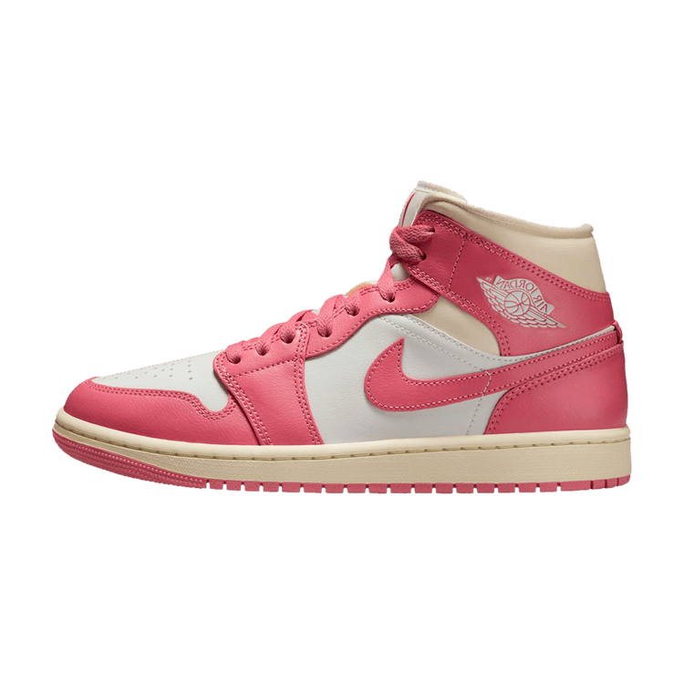 Jordan 1 Mid Guava Ice, zijaanzicht met roze en crème kleurvlakken, witte Nike Swoosh en beige zool