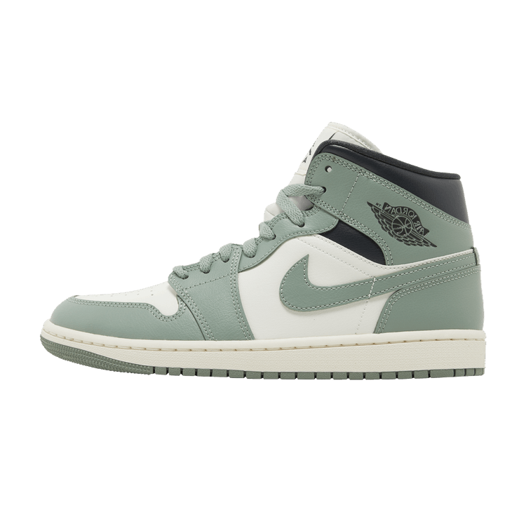 Jordan 1 Mid Jade Smoke, zijaanzicht met grijs-groen en crèmekleurige vlakken, zwart accent en Nike Swoosh logo
