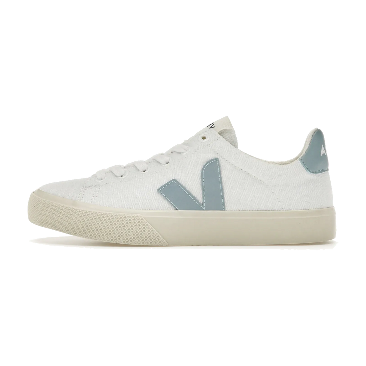 Veja Campo Canvas White Steel, zijaanzicht met wit canvas, blauwe V-logo en crèmekleurige zool