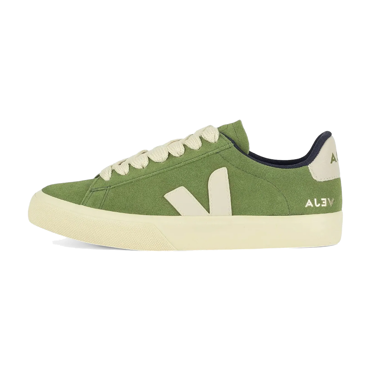 Veja Campo Bold Suede Kiwi Pierre, zijaanzicht met groene suèdeloper, crème zool en V-logo in contrastkleur