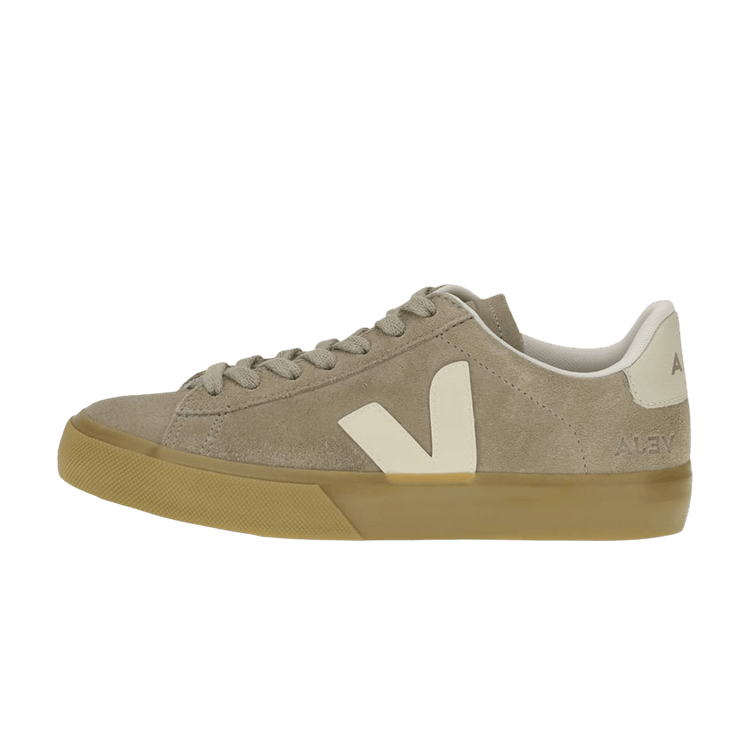 Veja Campo Suede Taupe Pierre Natural, zijaanzicht van suède sneaker met crème V-logo en gumzool