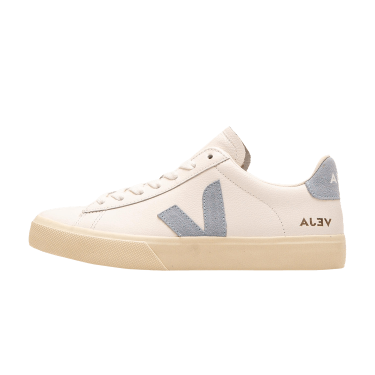 Veja Campo Chromefree White Steel vooraanzicht, witte leren sneaker met grijs V-logo en crèmekleurige zool