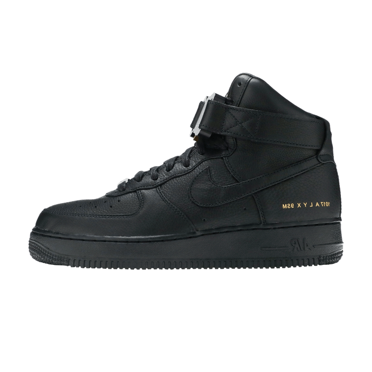 Nike Air Force 1 High 1017 ALYX 9SM Black, zijaanzicht van zwarte leren high-top met gouden logo-tekst op de hiel
