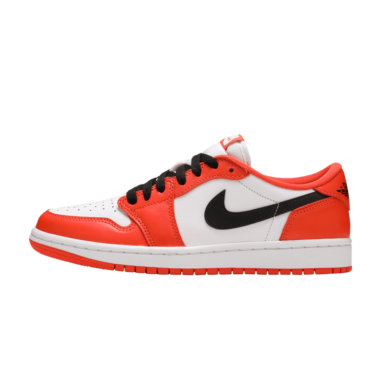 Jordan 1 Low OG Starfish zijaanzicht met rood-wit colorway, zwart Swoosh-logo en zwarte veters