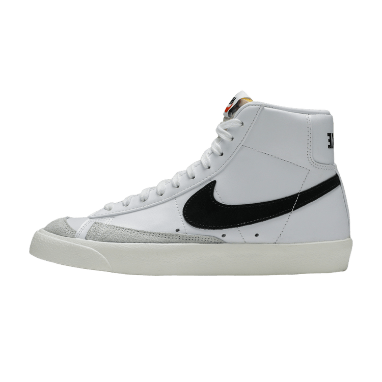 Nike Blazer Mid 77 White Black zijaanzicht met wit leer, zwart swoosh en crème zool